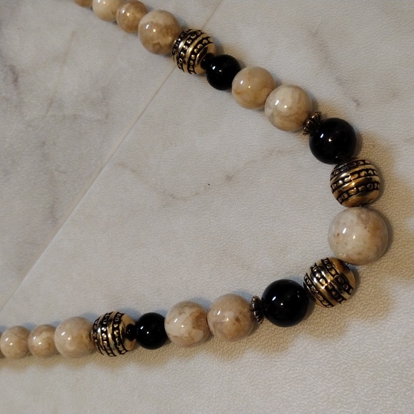 Beautiful multi color and shape beads necklace. - Picture 6 of 9